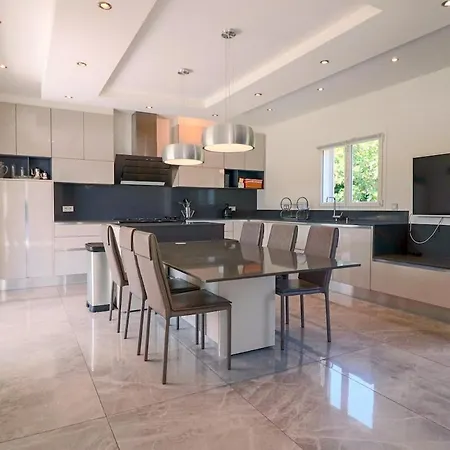Villa Modern In A Quiet Location