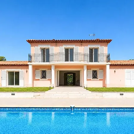 Villa Modern In A Quiet Location